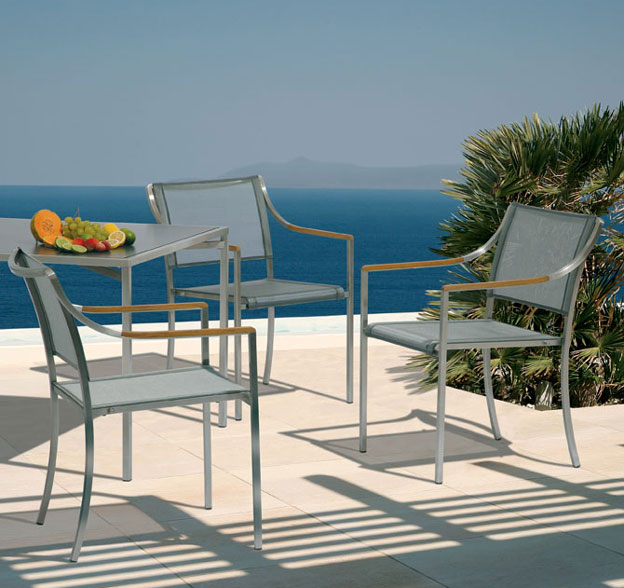 Quattro Armlehnstuhl am Quattro Esstisch